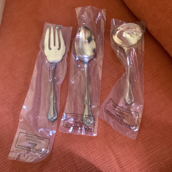 Reed and Barton silver plated flatware set - Picture 2 of 3